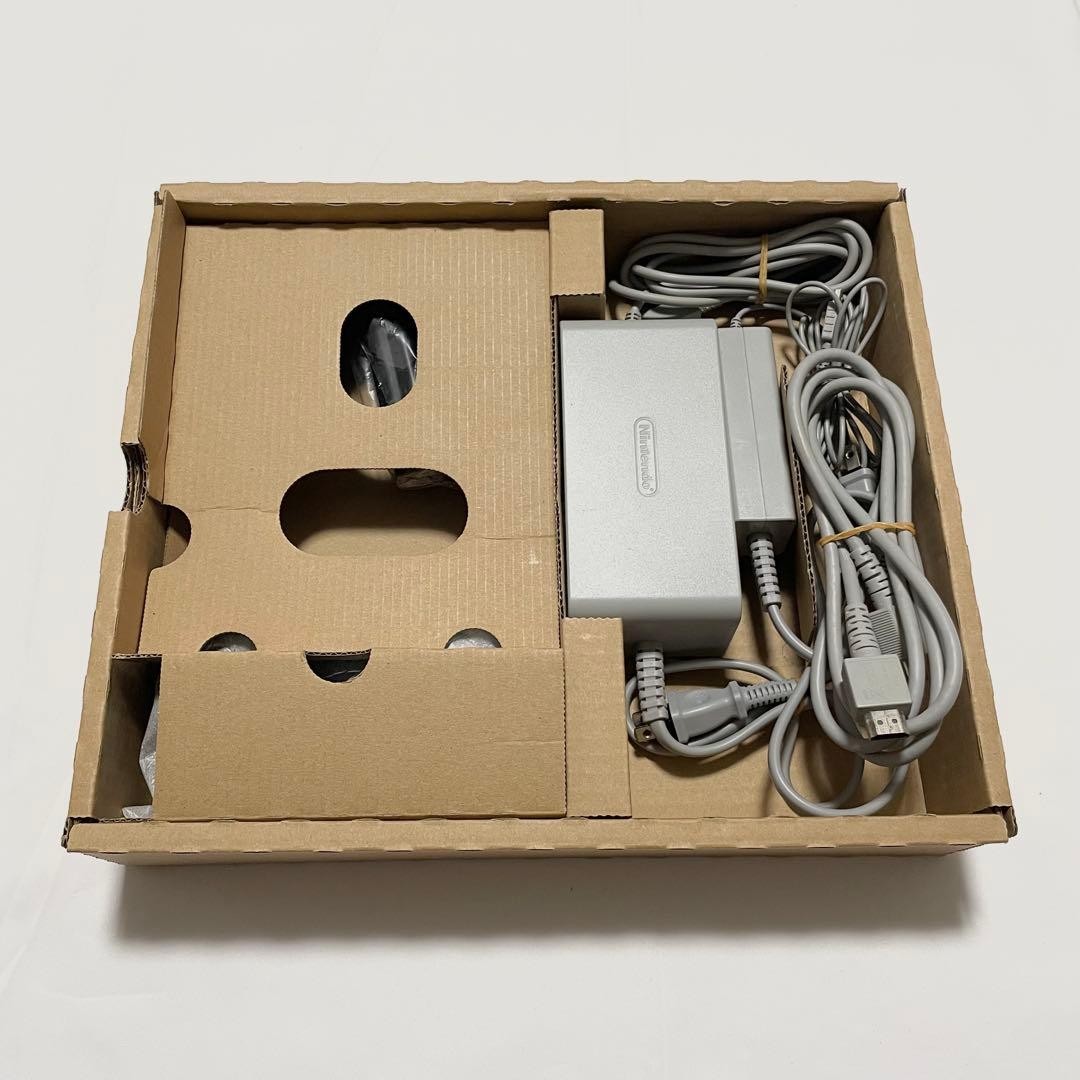 Nintendo Wii U Basic Set White 8GB Game Console with BOX USED3