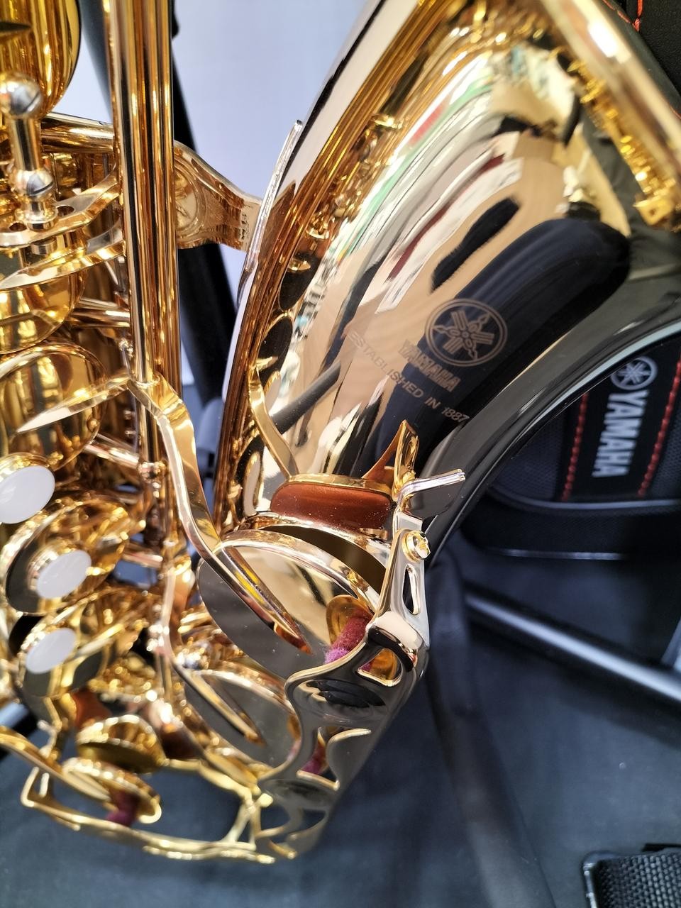 Yamaha YAS-280 Alto Saxophone Gold Lacquer with Case1